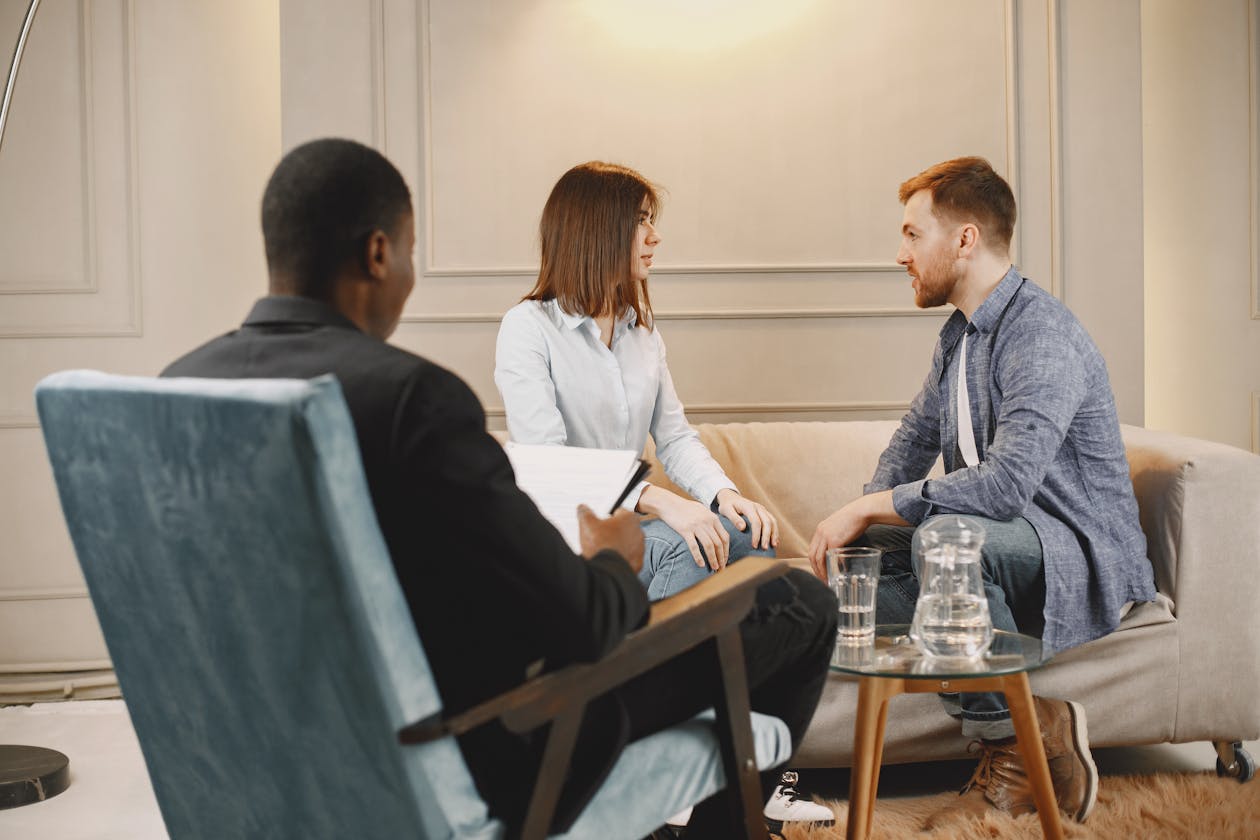 Sessione di colloquio psicologico in ambiente professionale luminoso | primo colloquio con lo psicologo