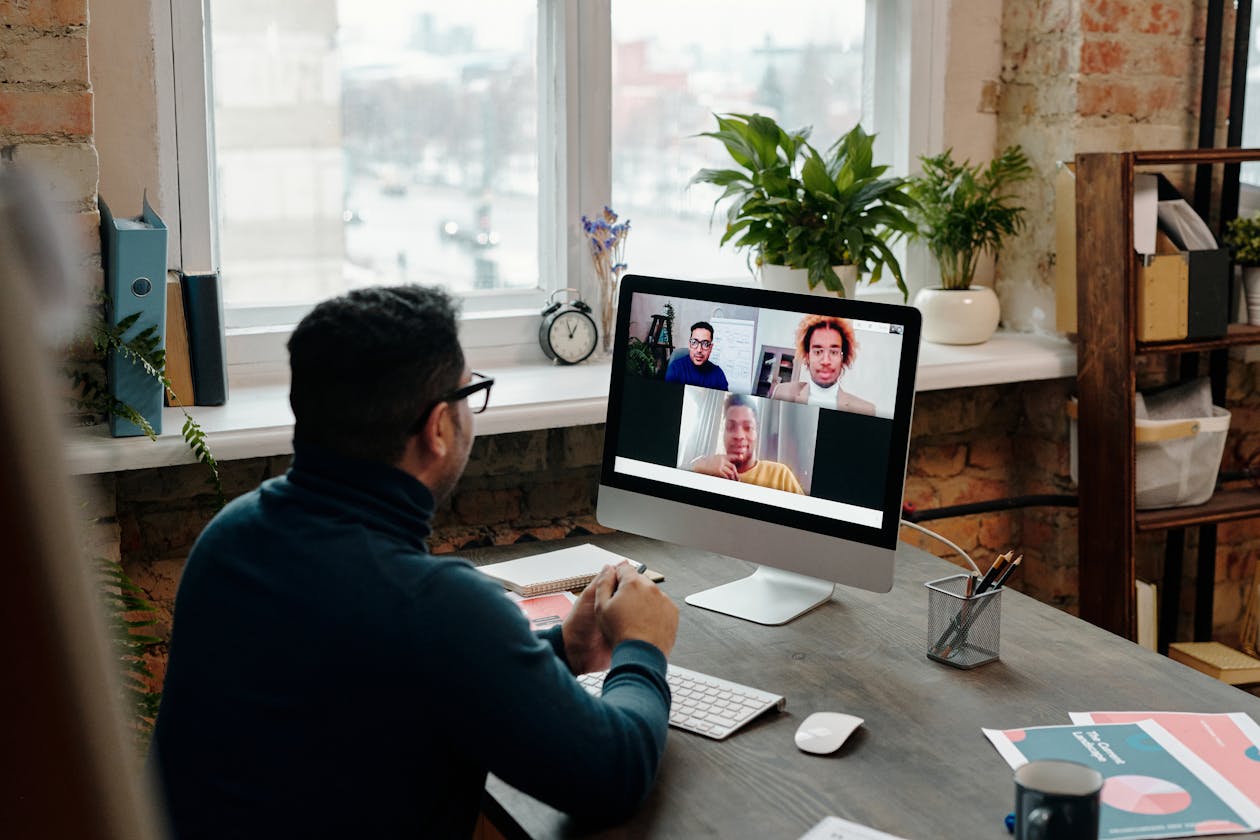 Professionista in home office durante videochiamata | psicologo online lavora con noi