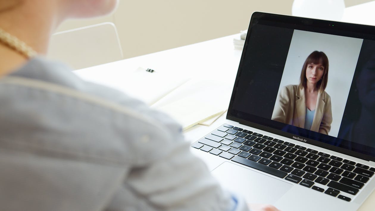 Seduta di psicoterapia online su laptop | piattaforme psicologi online