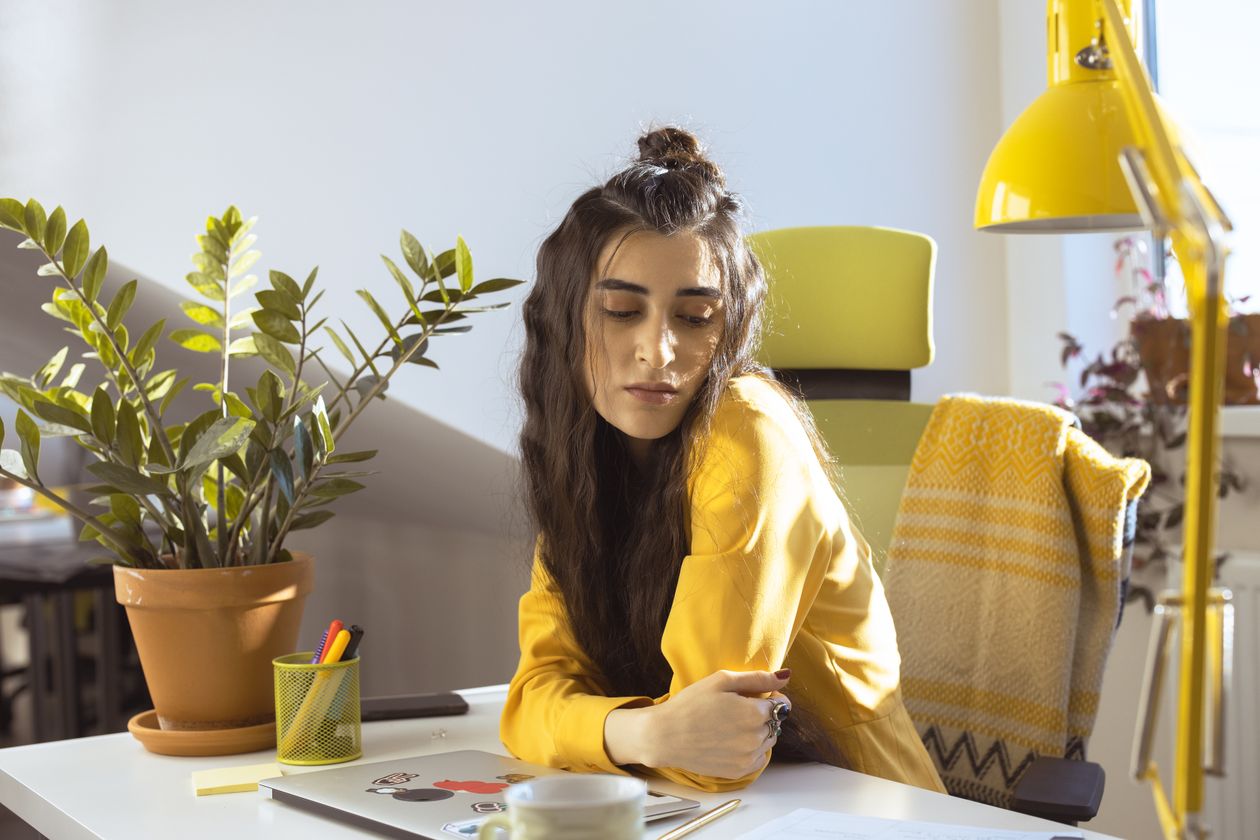 Persona concentrata alla scrivania in ufficio luminoso - ansia da prestazione al lavoro