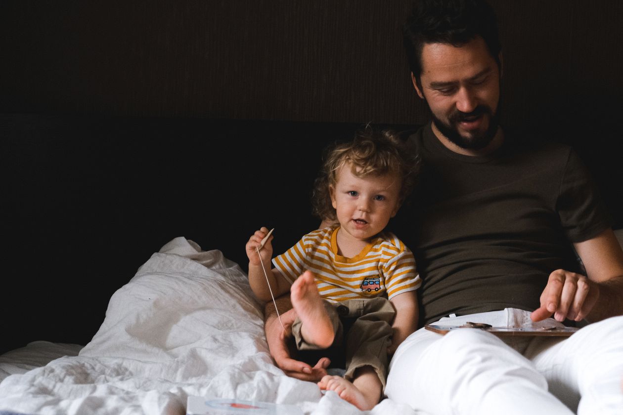 Padre e bambino in momento di gioco e relazione a casa - genitorialità consapevole