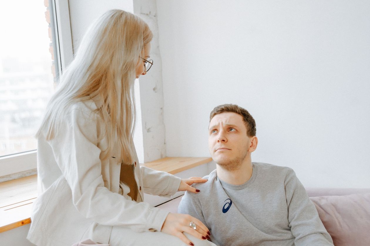 Coppia durante una conversazione delicata in casa