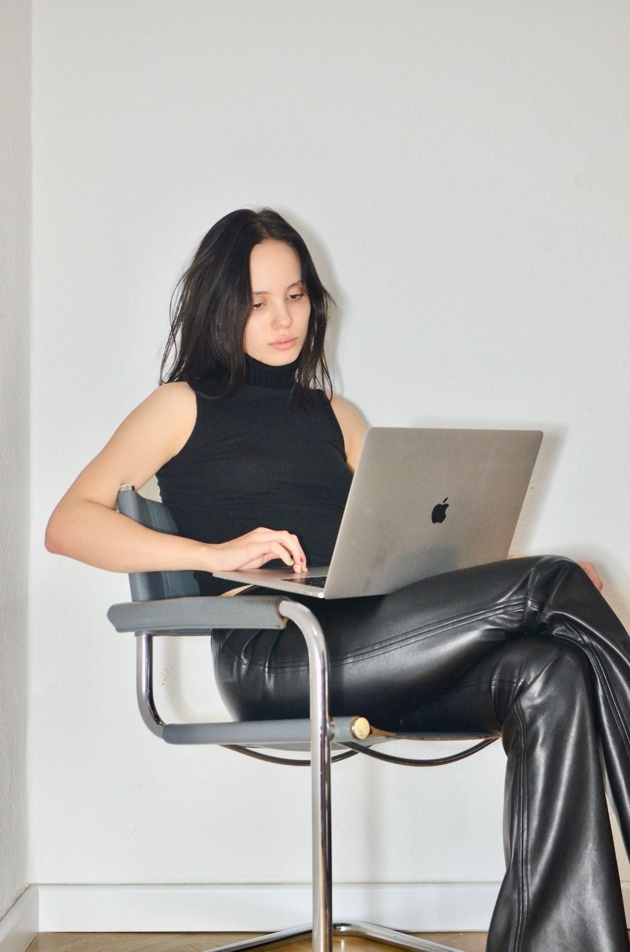 Persona che lavora al computer in un contesto sobrio e non clinico